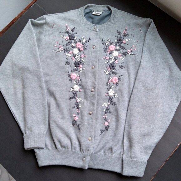 Solo Sweaters - Vintage Grey Knit with Floral Embroidery Cardigan Crew Neck & Pearl Buttons Sz M